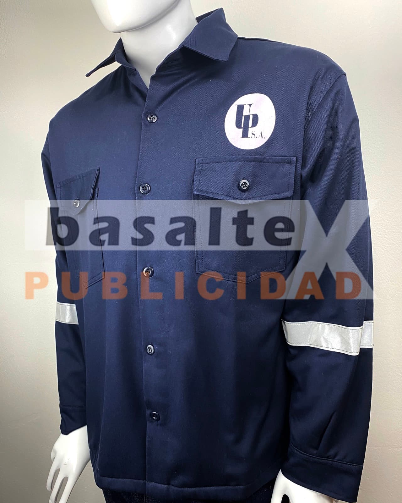 Prenda corporativa con aplicación de marca bordada