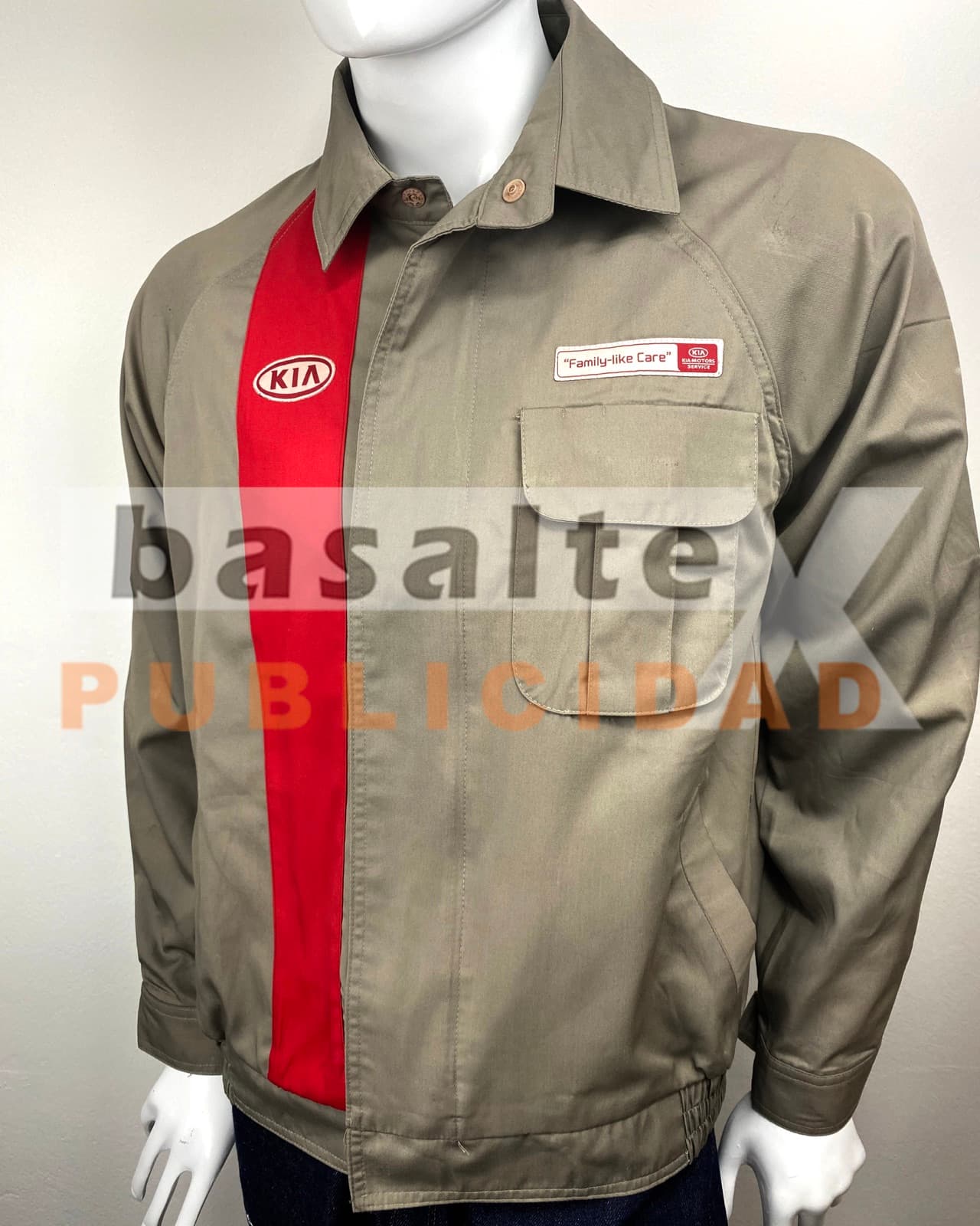 Prenda promocional con logo estampado a color