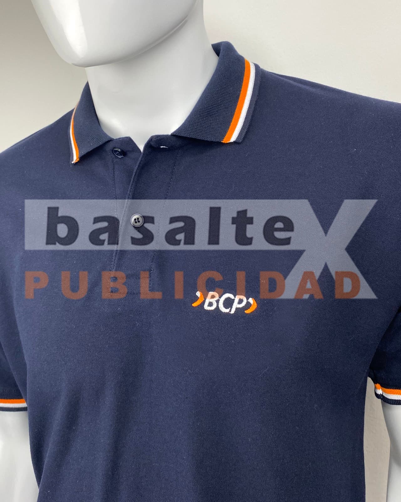 Camisa de uniforme con detalle bordado en el cuello