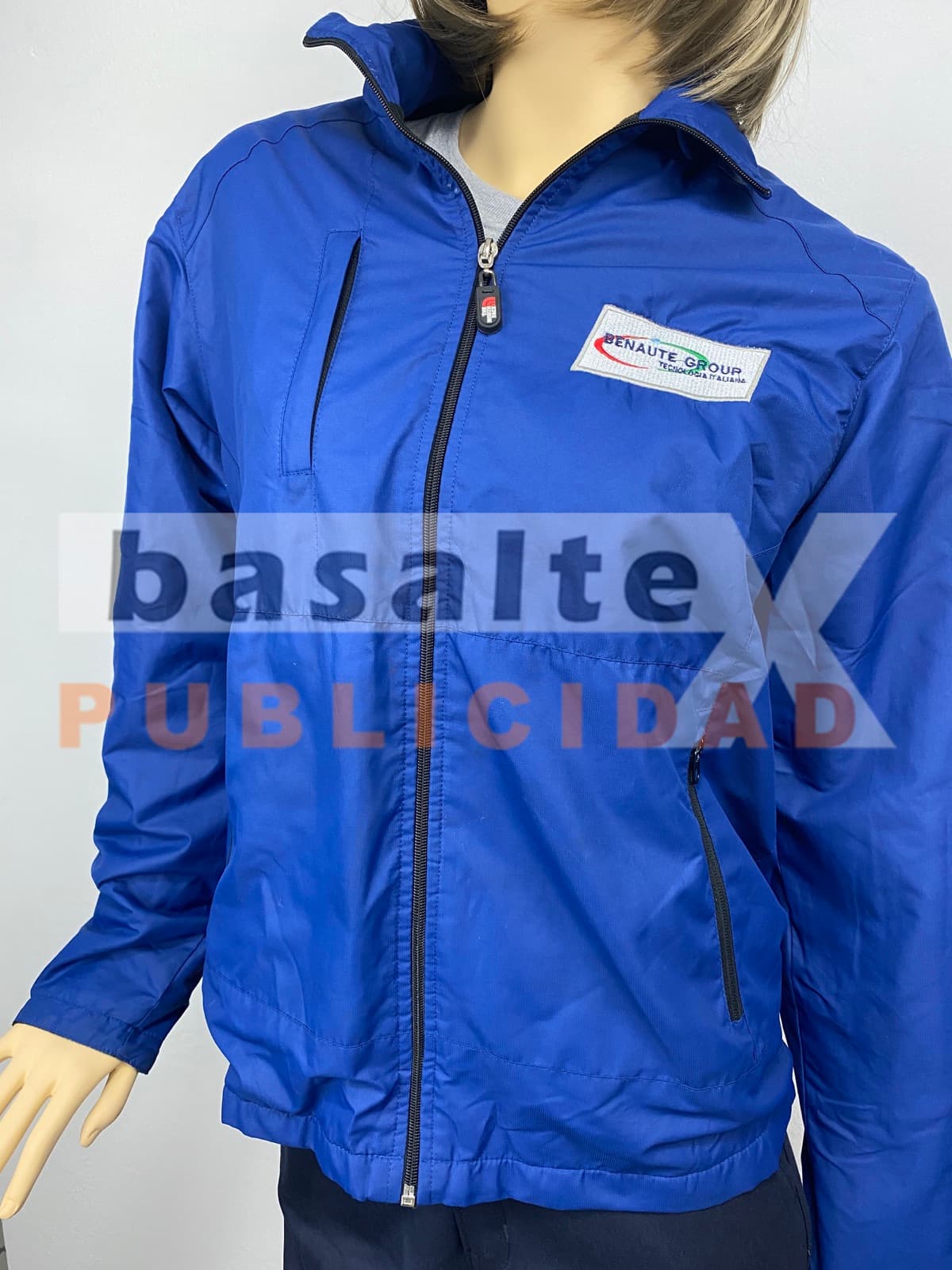 Prenda publicitaria con logo aplicado, confección Basaltex