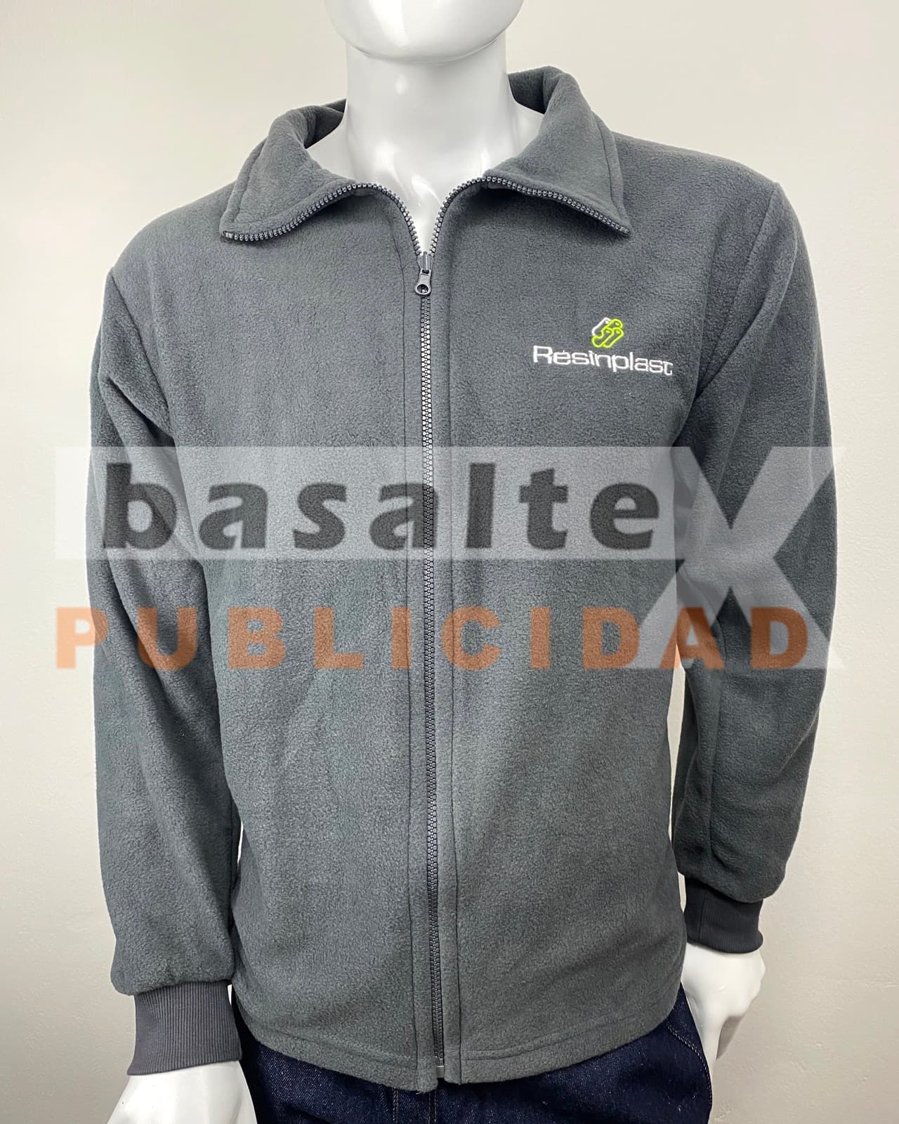 Casaca polar gris con logo bordado en el pecho