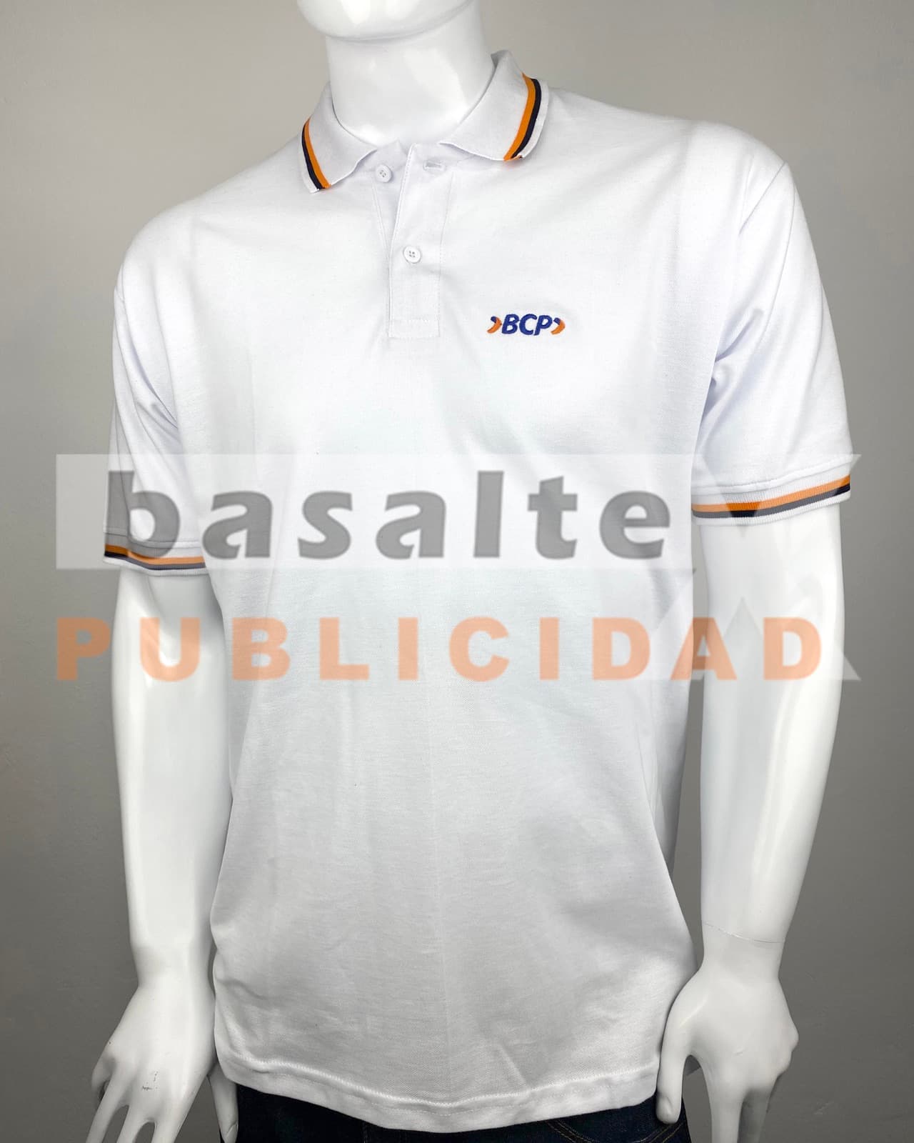 Polo corporativo blanco con logo bordado