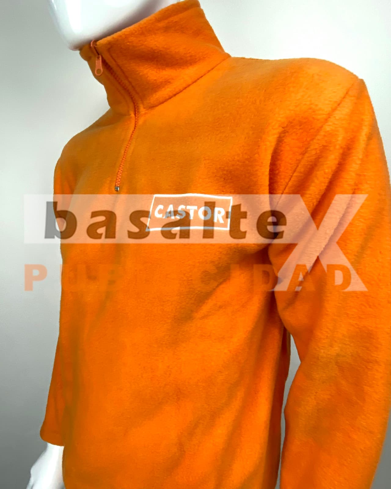 Polo publicitario naranja con logo estampado