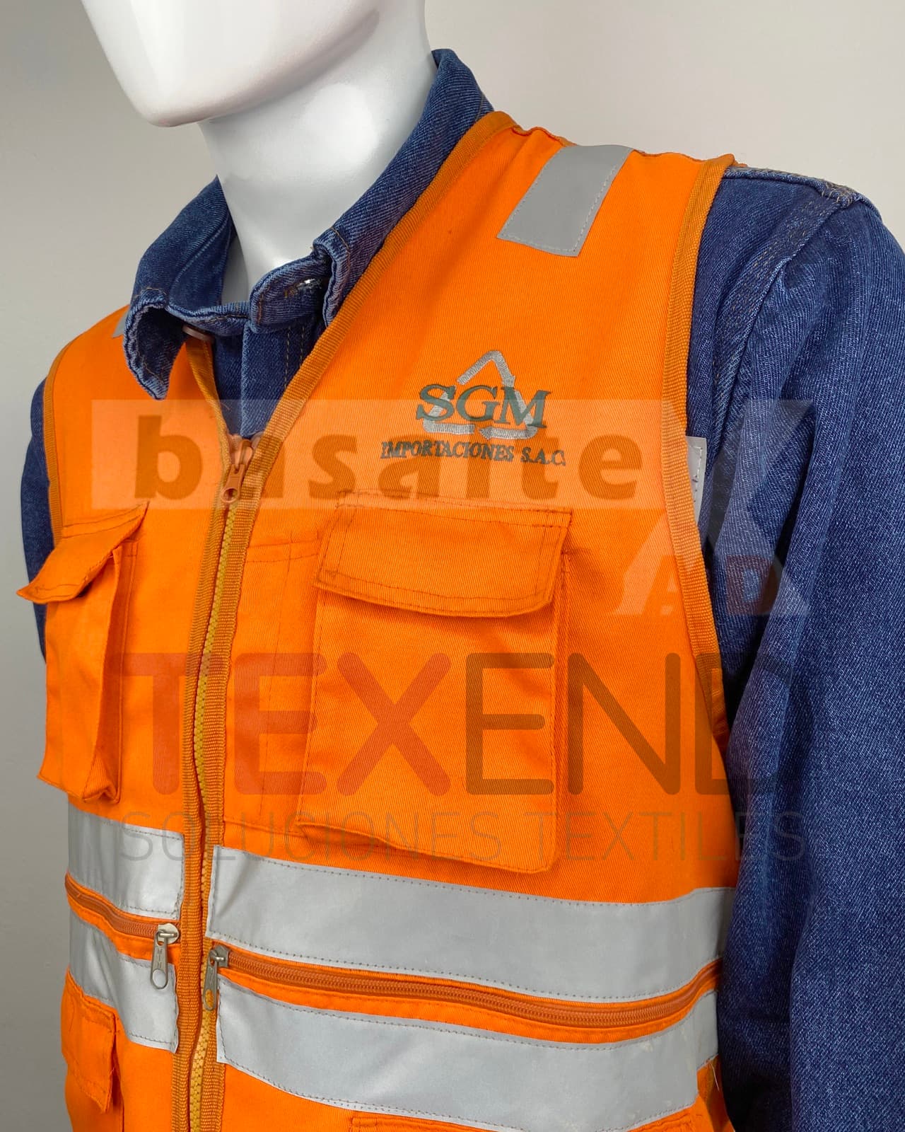 Chaleco de seguridad naranja con cintas reflectivas y logo bordado
